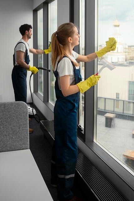 Professionelle Reinigungskräfte bei der Arbeit
